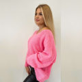 różowy neonowy sweter.png