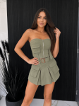Stylowy komplet na lato składający się z gorsetowej bluzki i spódnico–spodenek. Dostępny w modnym kolorze khaki. Rozmiary S/M, L/XL.